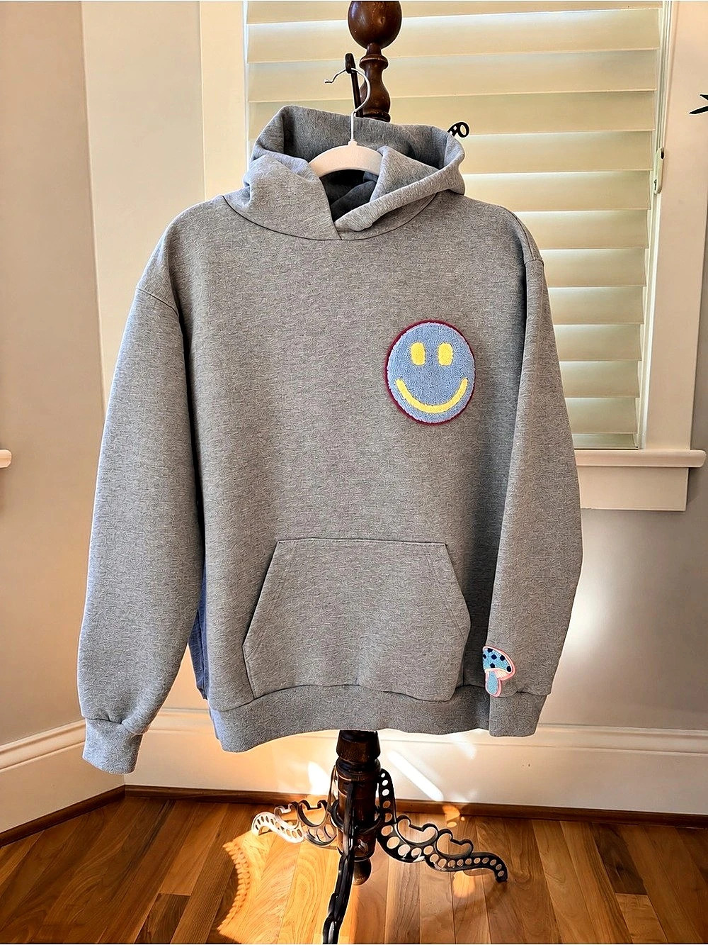 VAllAS Smiley Graphic Hoodie Graphic Hoodie Gray Small Like New